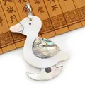Pendentif canard fait main en nacre blanche avec aile colorée en nacre d'abalone - Style Canard
