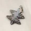 Pendentif feuille en nacre foncée irisée avec bélière argentée sur fond de soie beige - Forme de pin / 16x21mm / Noir iridescent