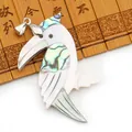 Pendentif toucan artisanal en nacre blanche et morceaux d'abalone aux reflets irisés - Style Perroquet