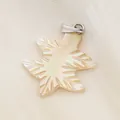 Pendentif en nacre en forme d'étoile avec éclat irisé et bélière en argent poli - Forme de pin / 16x21mm / Jaune fantôme