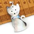 Pendentif chat en nacre naturelle multicolore et abalone avec fermoir en métal poli - Style Chat