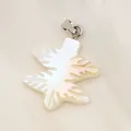Pendentif flocon en nacre avec fermoir argenté sur fond de soie délicate - Forme de pin / 16x21mm / Blanc AB