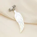 Pendentif plume en nacre naturelle avec fermoir argenté sur tissu en soie beige - Forme de feuille / 7x25mm / Blanc AB