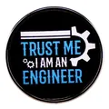 Runder Metallanstecker mit Trust Me I Am An Engineer Text und weißem Zahnradsymbol - Ich Bin Ingenieur