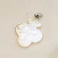 Pendentif feuille en nacre blanche gravée avec bélière argentée et reflets irisés fins - Fleur de Prunier / 18x24mm / Blanc AB