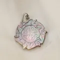 Pendentif rond en nacre naturelle avec bélière argentée et gravure de totem complexe - Forme de Totem Solaire / 20x23mm / Noir iridescent
