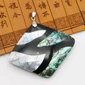 Pendentif carré artisanal avec incrustations de nacre noire, blanche et coquille d'abalone - Style Carré à Motif de Vagues