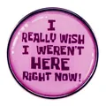 Rosa runder Emaille-Pin mit dem Kunst-Zitat I Really Wish I Weren't Here Right Now - Violett