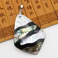 Pendentif fait main en nacre blanche et éclats de coquille d'abalone multicolore - Style Patchwork en Diamant