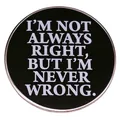 Broche de metal con frase sarcástica divertida sobre fondo negro y borde plateado - Negro