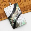 Pendentif rectangulaire fait main en nacre blanche et nacre d'abalone aux reflets colorés - Style Rayé Rectangulaire