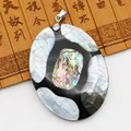 Pendentif ovale en mosaïque de nacre noire et d'abalone sur un support en bambou - Style d'Incrustation Ovale