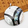 Pendentif rond fait main avec patchwork de nacre blanche et nacre d'abalone colorée - Style de Ligne en Arc Rond