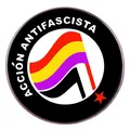 Detalle del distintivo metálico redondo Acción Antifascista con bandera de colores y estrella - Texto en Español Acción Antifascista
