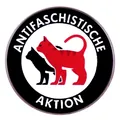 Pin Antifaschistische Aktion con siluetas de gatos rojo y negro sobre fondo blanco - Gato
