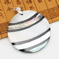 Pendentif rond fait main en nacre avec reflets irisés et rayures noires - Style à Larges Rayures Rondes