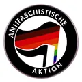 Pin de Acción Antifascista con bandera arcoíris sobre fondo blanco impecable - Orgullo Arcoíris