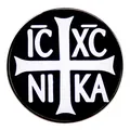 Broche de cruz conquistador con inscripción IC XC NI KA en insignia redonda negra - Cruz del Conquistador