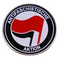 Pin redondo esmaltado Acción Antifascista con banderas y acabado de metal pulido - Bandera Antifa Roja Negra