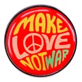Spilla rotonda 'Make Love Not War' con simbolo della pace e scritte rosse vintage - Stile Make Love Not War