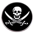 Broche rock de pirate avec crâne et os croisés en noir et blanc et bordure métallique - Style Pirate Crâne Rock (The Goonies Rock)