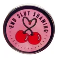 Spilla in smalto con ciliegie e slogan End Slut Shaming su sfondo rosa per vestiti e borse - Stile Slogan Ciliegia