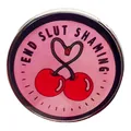 Épingle en émail avec slogan End Slut Shaming et cerises en cœur sur fond rose - Style Slogan Cerise