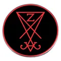 Pin's Rock punk Sigil de Lucifer avec symbole rouge sur base en métal noir rond - Noir