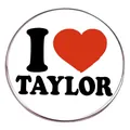 Klassische runde I Love Taylor Metall-Anstecknadel mit rotem Herz für Musikfans - I Love Taylor Stil