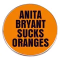 Runder orangefarbener Button mit Anita Bryant Sucks Oranges Slogan und Metallrand - Oranges Slogan (Anita Bryant)