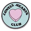 Spilla smaltata verde menta Lonely Hearts Club con cuore rosa 3D e bordi metallici - Distintivo Tondo Cuore Lettera
