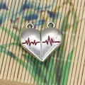 Pendentif cœur magnétique pour couple en argent avec gravure de ligne cardiaque rouge - Cœur Battement de Cœur Assemblé (008) / 100 Paires/Paquet (22x34mm) / Argent avec Ligne Rouge