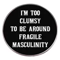 Grappige emaille speld met tekst I'm Too Clumsy To Be Around Fragile Masculinity - Fragile Masculinity Slogan Stijl