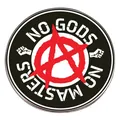 Spilla simbolo Anarchia con slogan No Gods No Masters su lega metallica tonda - Anarchia