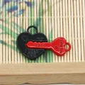 Pendentifs cœur et clé avec gravure I LOVE YOU et 1314 pour couples en noir et rouge - Serrure Cœur Clé I LOVE YOU (019) / 100 Paires/Paquet (23x34mm) / Rouge & Noir