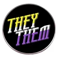 Pin redondo esmaltado Non-binary Pride con texto They/Them sobre un fondo negro - Estilo de Pronombres THEY/THEM / elle