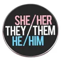 Pin redondo con pronombres She/Her, They/Them, He/Him sobre fondo negro y borde de metal - Estilo de Pronombres SHE/HER / ella
