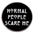 Ronde zwarte emaille speld met de witte tekst Normal People Scare Me erop - Normal People Scare Me Stijl