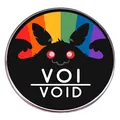 Pin esmaltado redondo con silueta de mothman negro, ojos rojos y fondo de arcoíris vibrante - Estilo Rayos de Arcoíris VOI/VOID