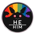 Spilla smaltata Mothman arcobaleno con pronome He/Him, distintivo metallico LGBTQ+ Pride - lui