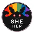 Spilla Mothman arcobaleno con testo She Her e distintivo smaltato colorato - lei