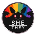 Spilla Mothman arcobaleno con pronomi She/They e vivaci strisce della bandiera Pride - SHE/THEY