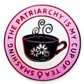 Καρφίτσα σμάλτου Smashing the Patriarchy is my Cup of Tea με φλιτζάνι τσαγιού και λουλούδια - Smashing The Patriarchy