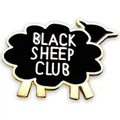 Spilla in smalto Black Sheep Club con placcatura in oro e testo bianco su sfondo bianco - Stile Black Sheep Club