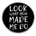 Spilla Taylor Swift con testi Look What You Made Me Do distintivo smaltato nero accessori - Base Nera Testo in Inglese (让我做了什么)