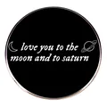 Spilla smaltata Evermore con scritta love you to the moon and saturn e design celeste - Stile tondo nero (evermore)