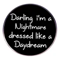 Chapa redonda de aleación negra con texto lírico artístico y detalles de corazón - Estilo Darling I'm A Nightmare Dressed Like A Daydream