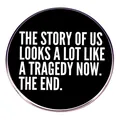 Pin de Taylor Swift esmaltado en negro con cita de letras de canciones en blanco - Estilo The Story Of Us