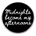 Pin esmaltado Midnights de Taylor Swift con diseño circular negro y letras blancas - Estilo Midnights Become My Afternoons