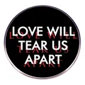 Joy Division Love Will Tear Us Apart Metall-Anstecknadel mit schwarz-rotem Kunsttext - Joy Division Stil (Love Will Tear Us Apart)